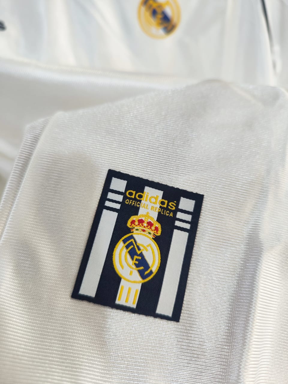 Real Madrid 1999-00 Home Retro Jersey - Image 4