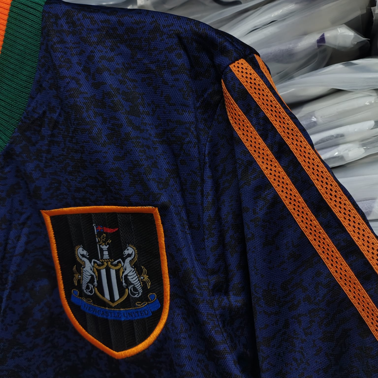 Newcastle United 1997-98 Away Retro Jersey - Image 4