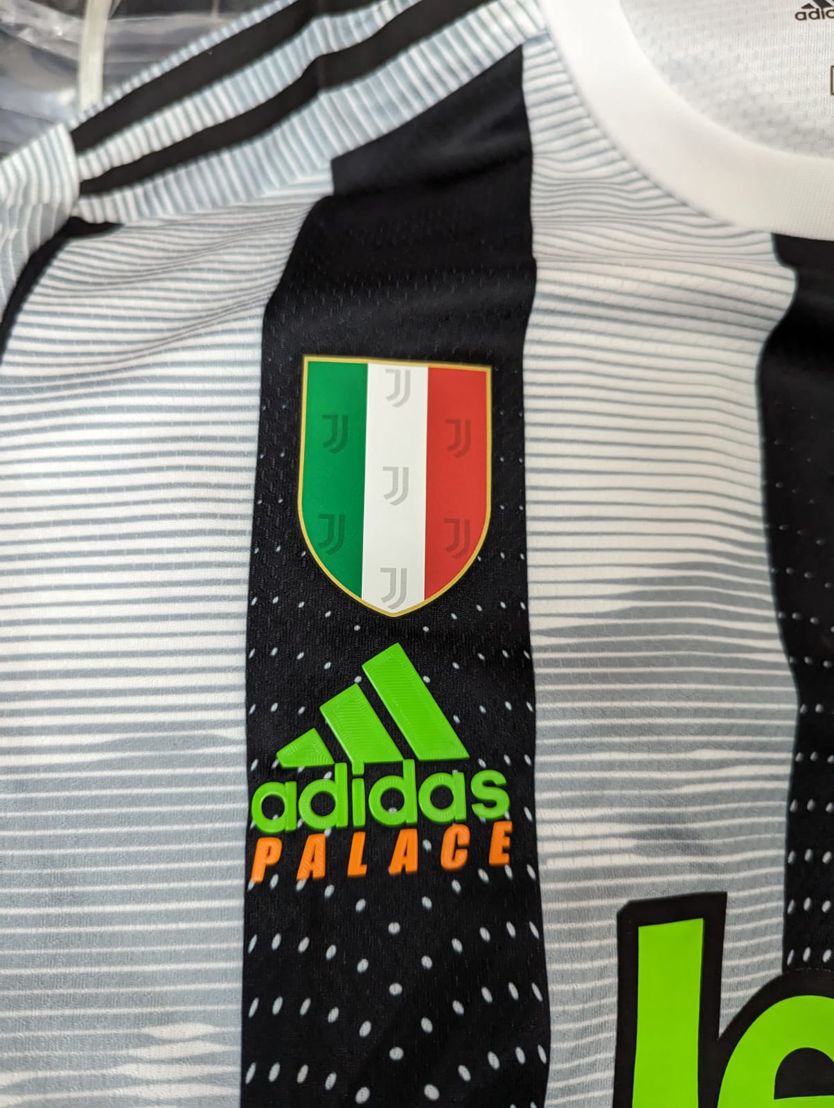Juventus 2019–20 Retro Player jersey - Image 3